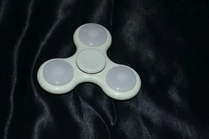 Weißer Kern LED beleuchtet Handschmeichler Spinner Spielzeug Figet Spiner Raver Spielzeug Raves Spaß NEU - Bild 1 von 5