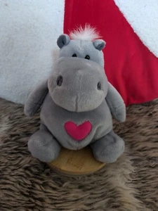 Juguete de peluche suave Nici hipopótamo gris con corazón en el vientre 7" - Imagen 1 de 10