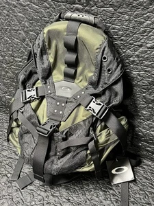 RARE OAKLEY ICON BACKPACK BAG BLACK GREEN no metal sink frame - Picture 1 of 8