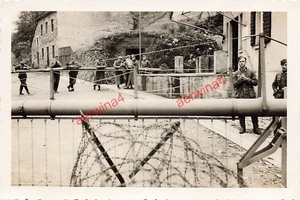 Soldados alemanes árbol fronterizo en la frontera belga en Checkm Eifel Westwall - Imagen 1 de 2