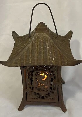 Linterna japonesa vintage de hierro fundido pagoda jardín vela linterna pátina Foto 1 de 4