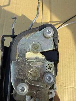 Actuador de bloqueo de pestillo de puerta eléctrico para conductor izquierdo Toyota Solara 99-03 PROBADO POR FABRICANTE DE EQUIPOS ORIGINALES Foto 1 de 4