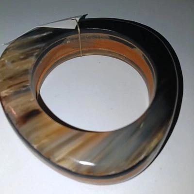 Pulseira de madeira e chifre triangular Iris Apfel & Bajalia - Imagem 1 de 4