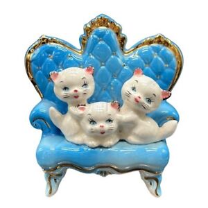 Figurine Bradley Orimco chats sur canapé bleu blanc porcelaine chatons vintage 1959
