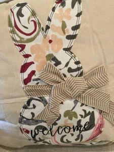 Almohada Welcome Bunny de 18 pulgadas X 18 pulgadas - Imagen 1 de 3