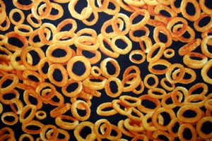 ONION RINGS FROM TIMELESS TREASURES - 100% COTTON FABRIC - Picture 1 of 3