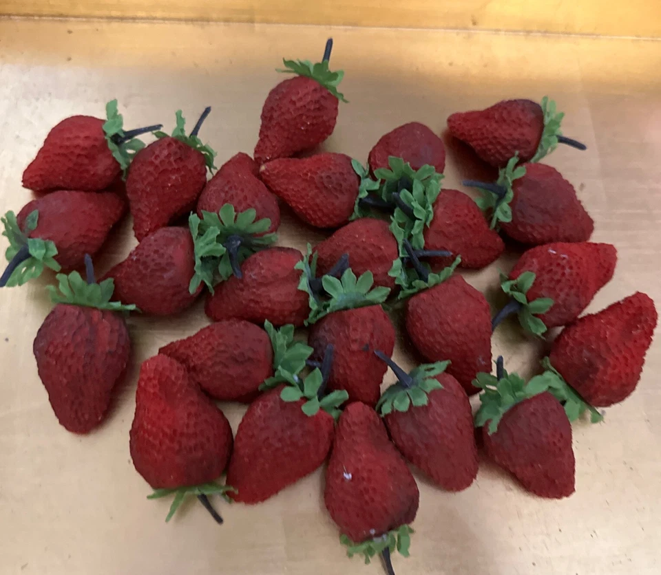 Lote de 24 accesorios de decoración de cocina rojos realistas de fresas sintéticas de cerámica vintage Foto 1 de 4