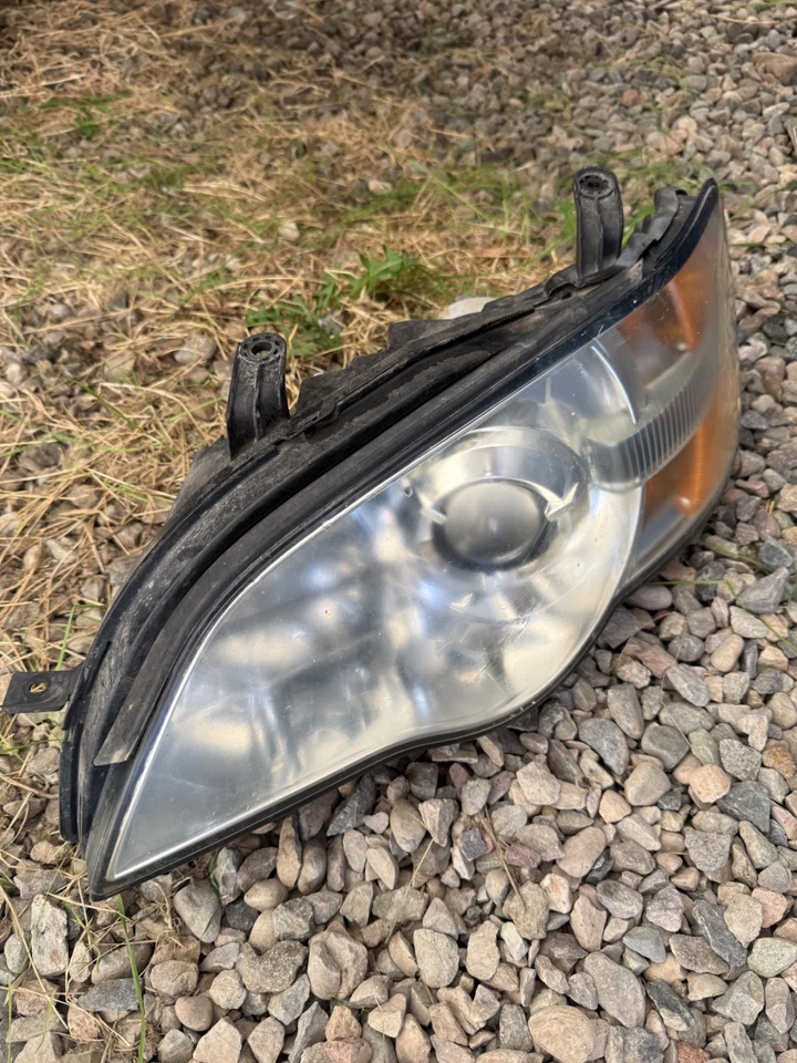 Conjunto de faros delanteros izquierdo Subaru Outback 2005-2007 Foto 1 de 1