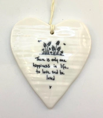 Corazón colgante de porcelana blanca del este de la India "Una felicidad en la vida..." Foto 1 de 3