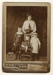 PORTRAIT EINER JUNGEN MUTTER UND IHRER DREI KINDER (SCHRANKKARTE) - Bild 1 von 2