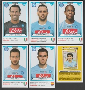 6 FIGURINE CALCIATORI PANINI AGGIORNAMENTI 2010-11 CON MARADONA NAPOLI NUOVE - Foto 1 di 1