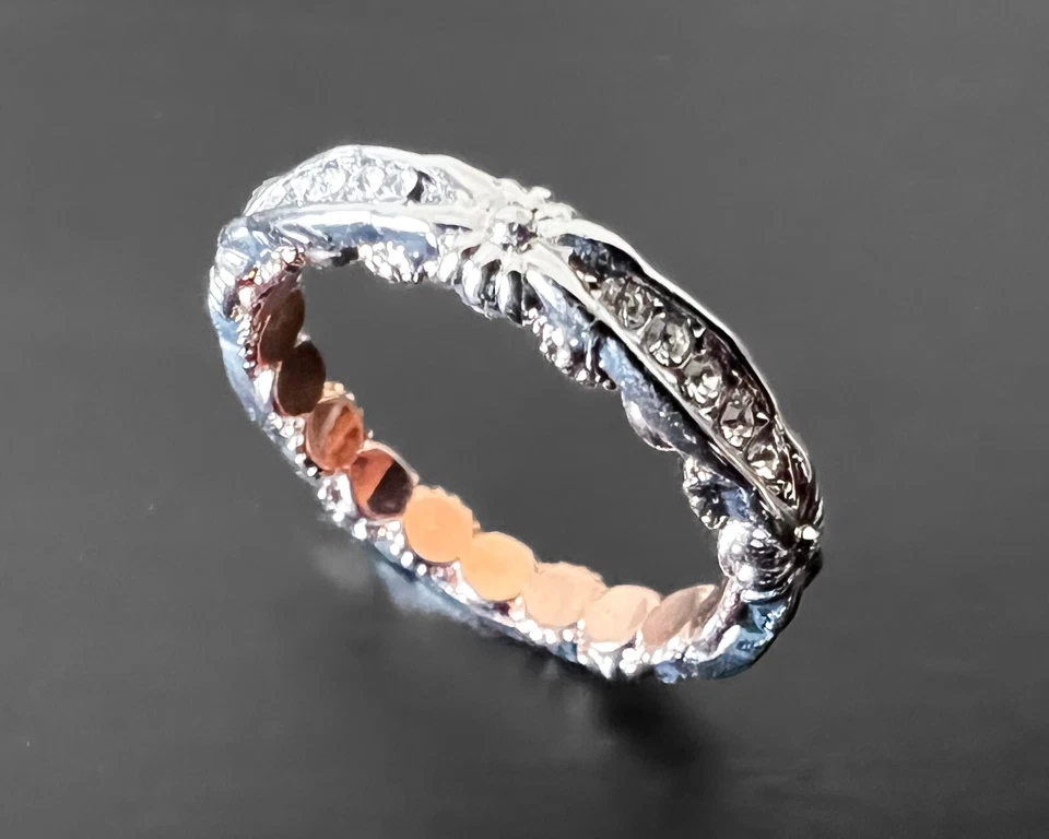 Anillo de plata esterlina con placa de oro rosa de eternidad de zafiro creado en laboratorio blanco Foto 1 de 4