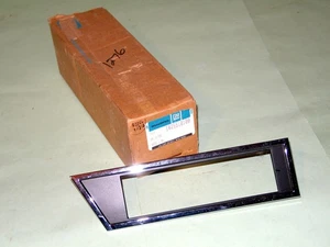 1982-1984 Buick Regal 4dr NOS corner lamp bezel RH 25510100 - Picture 1 of 3