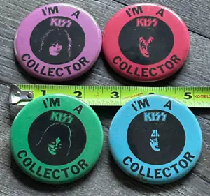 KISS BUTTON Pin Insignia 1978 Álbumes Solo Soy un Beso Conjunto Coleccionista Aucoin De Colección - Imagen 1 de 4