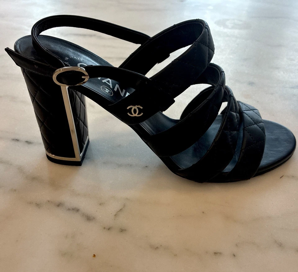 Chanel Sandalias Acolchadas Piel de Cordero Tacón Bloque Negras CC Herrajes Talla 38 Auténticas Foto 1 de 4