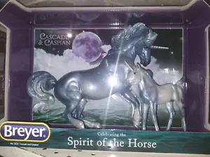 Breyer NEU Kaskade und Kaspisches Einhorn Set Pferd Weihnachten - Bild 1 von 1