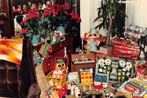 1990er Original Farbfoto 4x6 Weihnachtsgeschenke Spielzeug Wohnzimmer B76 #29 - Bild 1 von 2
