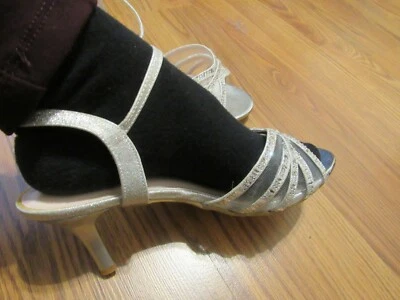 CAMILLE LA VIE, WOMEN'S NEW SILVER MAN MADE 2.5" HEEL EVENING RHINESTONE SZ 6.5  - Image 1 of 4