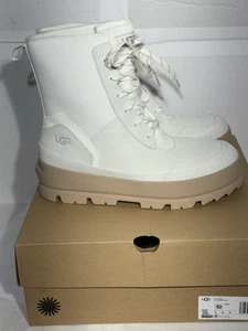 Weiße UGG Lug Boots Größe 10 mit Karton nie getragen - Bild 1 von 14