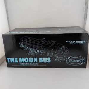 MOEBIUS VORGEFERTIGTER MOONBUS MIT VORGEFERTIGTEN CREW MEMBER FIGUREN UND HÜLLE, VERSIEGELT - Bild 1 von 5