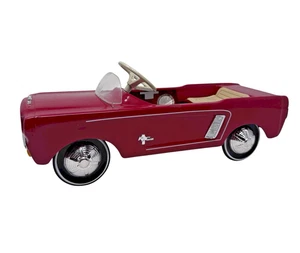 Ford Mustang 1964 1/2 rojo coche a pedales 1:3 edición limitada Faltan piezas con caja y certificado de autenticidad - Imagen 1 de 22