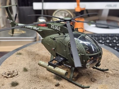 1:35 Kitty Hawk AH-6J/MH-6J Little Bird Gebaut Limited 1/35 mit 2 Figuren  - Bild 1 von 4