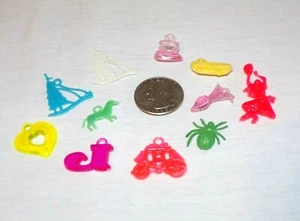 Vintage Retro Miniatur Kunststoff Spielzeug Charm Perlen Segelboot Tennisspieler Herz Trainer - Bild 1 von 1