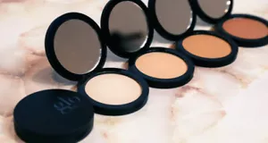 Fondotinta base pressata Glo Skin Beauty 0,31 oz NUOVO IN SCATOLA - Foto 1 di 4
