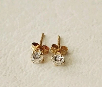 Pendientes con poste de oro amarillo de 14K de circonita cúbica de 4 mm de 0,39 gramos Foto 1 de 4