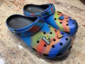 Crocs schwarz/regenbogen Clogs mit Jibbitz Damen 12/Herren 10 neu ohne Etikett - Bild 1 von 13