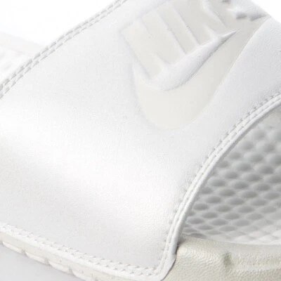  Mujer Nike Benassi Jdi Metálico Qs AA4149 100 Mtlc Summit Blanco Talla 11 Nuevo Foto 1 de 3