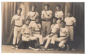 Turner Männer Siegermannschaft Sporty young male sport club Foto RPPC ~1915 - Picture 1 of 2