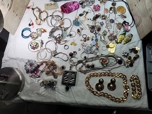 Riesiges Konvolut Vintage Schmuck, Anstecknadeln und mehr - Bild 1 von 21