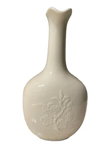Vaso vintage Royal Copenhagen porcellana bianca floreale in rilievo Danimarca  - Foto 1 di 3