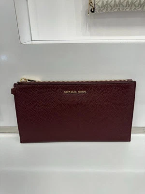 Muñequera de cuero Michael Kors Jet Set de viaje grande con cremallera superior (sangre de buey) Foto 1 de 4