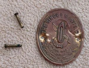 Etiqueta de máquina de coser antigua etiqueta The Singer Manfc Co. repuesto de latón - Imagen 1 de 5