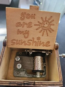 YOU ARE MY SUNSHINE 'Mini' Music Box Legno Intagliato a Manovella a Manovella - Nuovo OTTIMO REGALO! - Foto 1 di 9