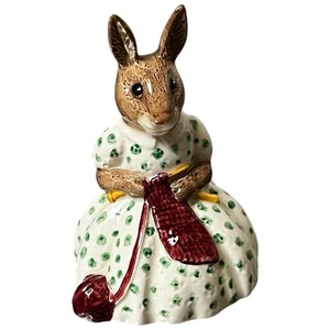 Estatuilla de porcelana Royal Doulton England Bunnykins agujas ocupadas DB 10 1974 - Imagen 1 de 4