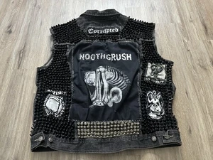 Raro Chaleco de Batalla Hecho a Mano Tachonado Metal/Punk Banda Parches Denim Oscuro Equipo XXL - Imagen 1 de 18