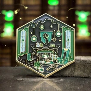Harry Potter Hogwarts Houses Slytherin Common Room Wizarding World Pin Badge - Picture 1 of 5