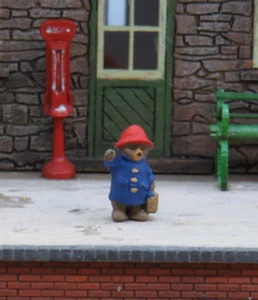 OSBF198 OO Gauge 1:76 Paddington Painted Figure - Picture 1 of 6