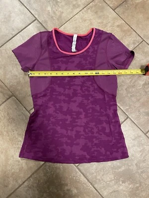 Camisa Lululemon Run For Days Camuflada Manga Corta en Ciruela Regal Talla 4 Foto 1 de 4
