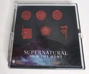 Supernatural Comic Con 2017 esclusivo monogramma rosso set 6 spille #13/600 - Foto 1 di 10