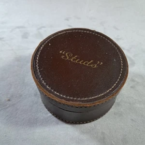 Scatola borchie vintage inglese in pelle, gemelli madreperla e coppia borchie - Foto 1 di 10