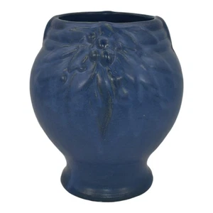 Vaso ceramica blu opaco McCoy anni '30 arte ceramica bacche e foglie forma 10 - Foto 1 di 6