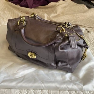 Coach Campbell Turnlock Leder große Umhängetasche in Pearlized Plum - Bild 1 von 10