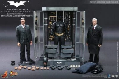 HOT TOYS MMS236 DC BATMAN ARMORY CON BRUCE WAYNE Y ALFRED ESCALA 1/6 NUEVO EE. UU. Foto 1 de 4