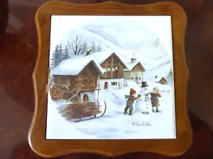 Eine Keramik Topfständer Fliese entworfen von A. Terra. Vecchia in hölzerner Umgebung - Bild 1 von 6