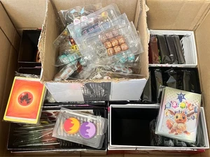 Pokemon TCG Zubehör Sleeves, Münzen, Energie Karten, Hefte, Würfel, Pins, USW... - Bild 1 von 81