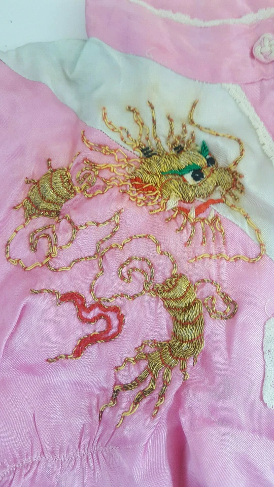 Antiguo/Vintage Traje Oriental Infantil Rosa Seda Dragón Bordado 2 Piezas Muñecas Foto 1 de 4